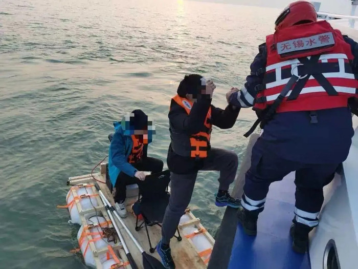 Du ngoạn trên sông bằng chiếc thuyền tự chế, người đàn ông cùng con trai 10 tuổi 'gặp nạn' Ảnh 2