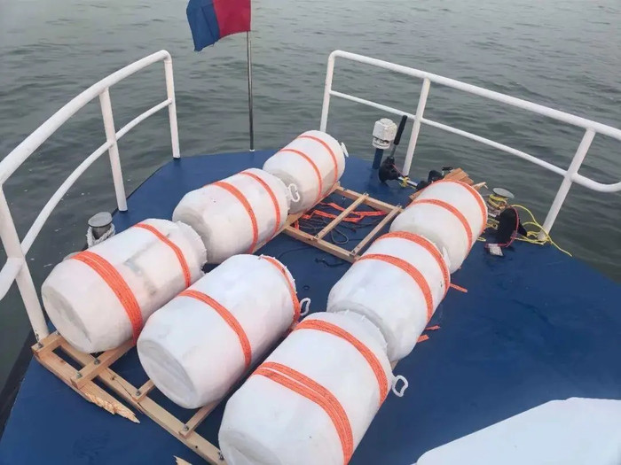 Du ngoạn trên sông bằng chiếc thuyền tự chế, người đàn ông cùng con trai 10 tuổi 'gặp nạn' Ảnh 3