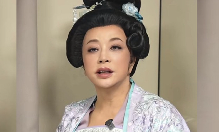 Lưu Hiểu Khánh gây tranh cãi khi tái xuất với tạo hình thiếu nữ 14 tuổi ở tuổi 75