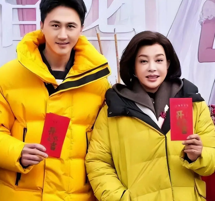 Ở tuổi 75, Lưu Hiểu Khánh vẫn lựa chọn đối đầu trực diện với định kiến tuổi tác