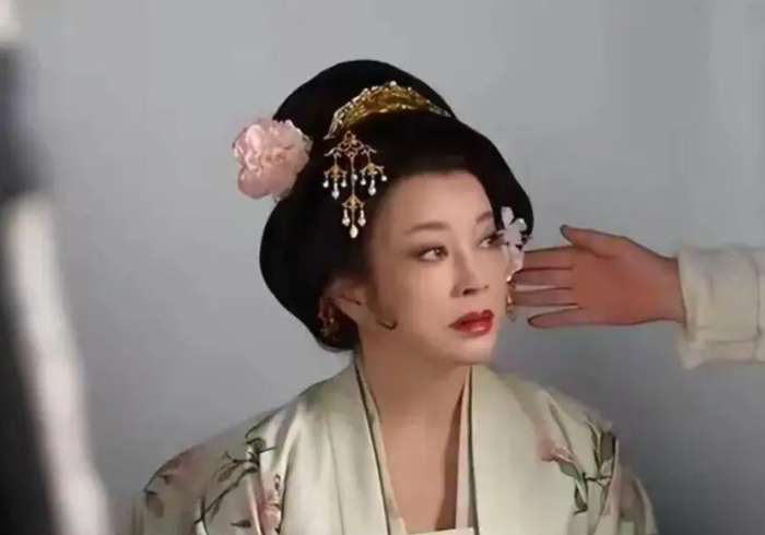 Tạo hình 'nghịch tuổi' của Lưu Hiểu Khánh khiến dư luận chia rẽ gay gắt