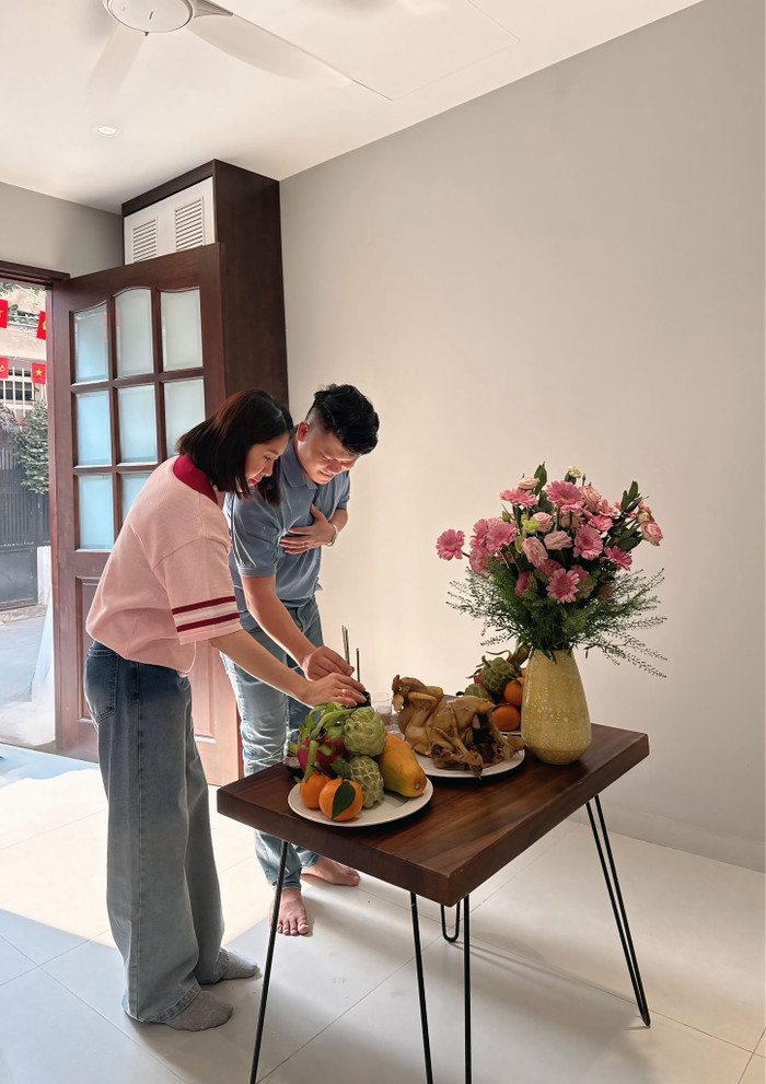 Diễn viên Lê Phương và chồng thắp hương, dọn vào nhà mới.