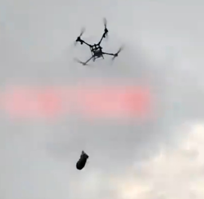 Con lợn lơ lửng trên trời suốt nhiều giờ, cảnh tượng khiến dân làng xôn xao Ảnh 2