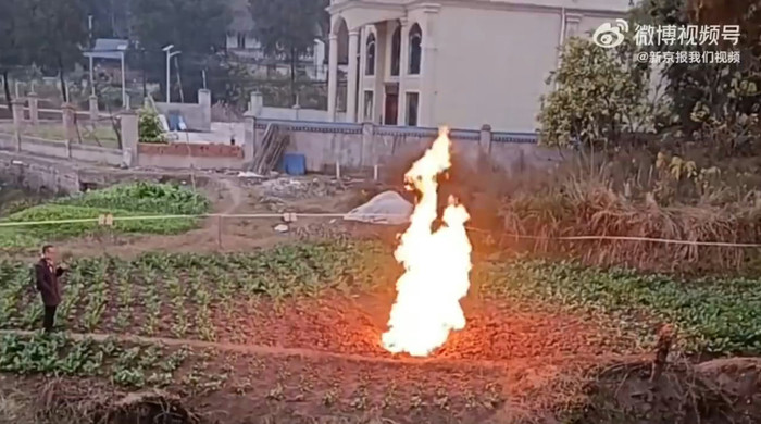 Ngọn lửa bùng cháy giữa cánh đồng nhiều ngày không tắt, người dân lo lắng trước hiện tượng lạ Ảnh 4