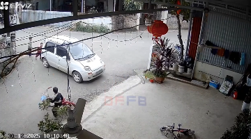 Ô tô bất ngờ tự lùi dốc, cuộc hội thoại của 3 bé trai trở thành tâm điểm chú ý Ảnh 3