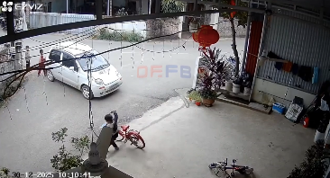 Cậu bạn đi xe đạp cũng nhanh chóng dắt xe ra khỏi hiện trường để đảm bảo an toàn. Ảnh cắt từ clip