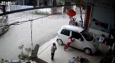 Ô tô bất ngờ tự lùi dốc, cuộc hội thoại của 3 bé trai trở thành tâm điểm chú ý Ảnh 1