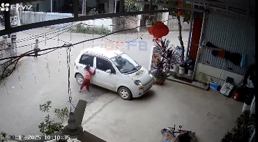 Phát hiện ô tô tự động lùi, bé trai áo đỏ gọi bạn để cầu cứu nhưng người bạn vì biết không giúp được nên đã chạy đi. Ảnh cắt từ clip/Nguồn: OFFB