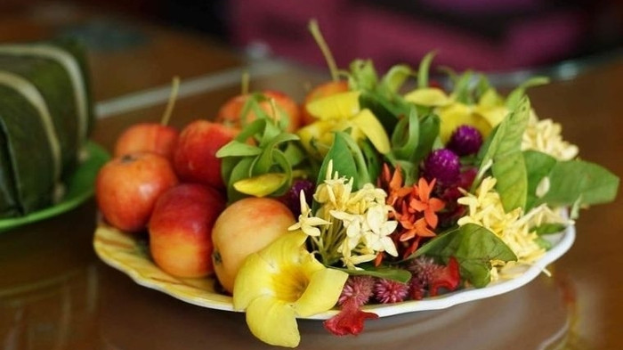 Bên cạnh mâm cơm, gia chủ nên chuẩn bị thêm bình hoa, mâm ngũ quả...