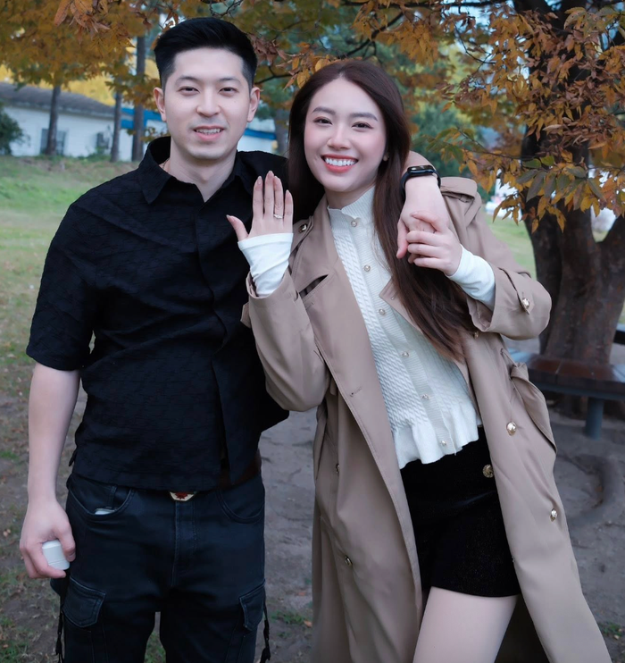 Kiều My nhận lời cầu hôn của bạn trai trong chuyến đi du lịch ở Hàn Quốc vào tháng 11 năm ngoái. Ảnh: FBNV