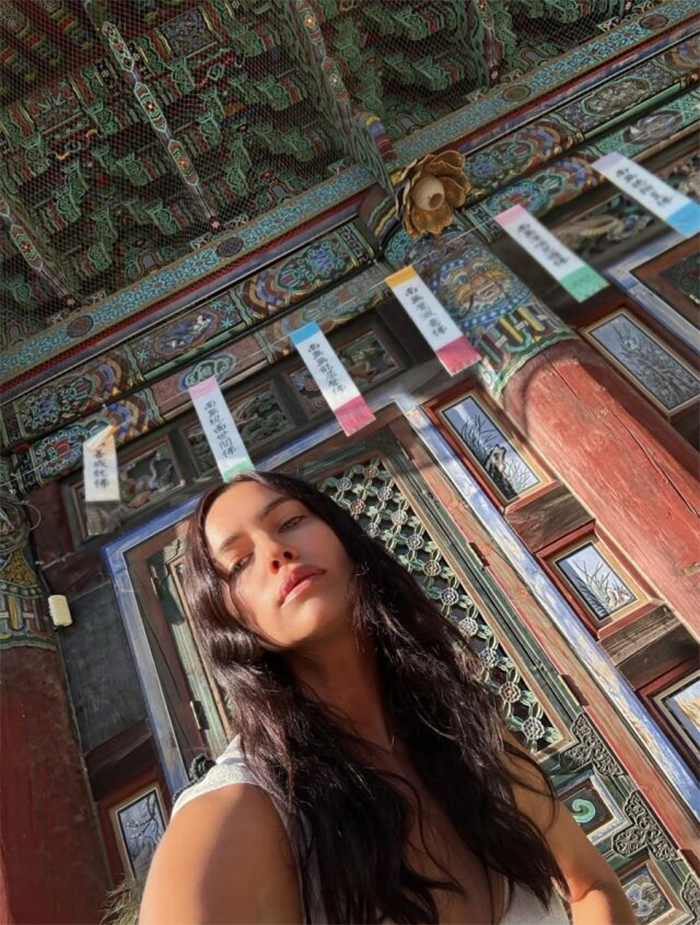 Phong cách thời trang của Irina Shayk cũng trở thành điểm nhấn.