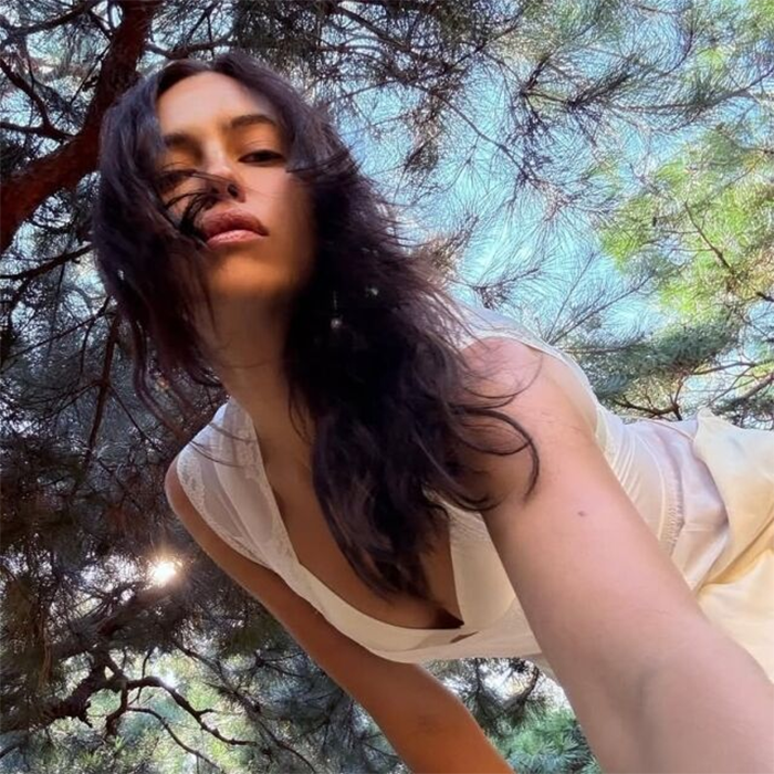 Irina Shayk chia sẻ loạt ảnh khám phá Hàn Quốc khiến fan 'dậy sóng'.