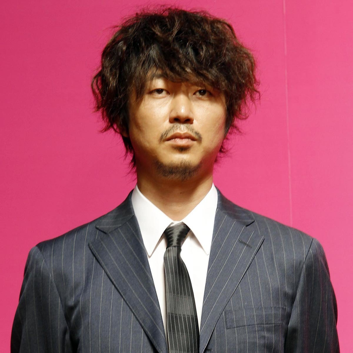 Việc Arai Hirofumi trở lại với nghệ thuật khiến dư luận bùng nổ nhiều ý kiến trái chiều.