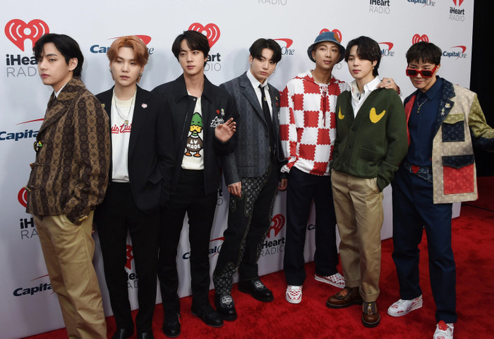 Ca khúc ra mắt 4 năm trước bất ngờ leo thẳng #1 iTunes toàn cầu sau xác nhận tái xuất của BTS Ảnh 3