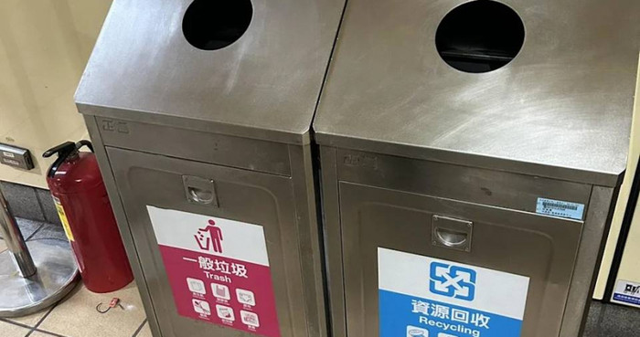 Đốt giấy vệ sinh rồi ném vào thùng rác ở ga tàu điện, cậu bé 15 tuổi suýt gây họa lớn Ảnh 1