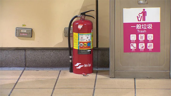 Đốt giấy vệ sinh rồi ném vào thùng rác ở ga tàu điện, cậu bé 15 tuổi suýt gây họa lớn Ảnh 3