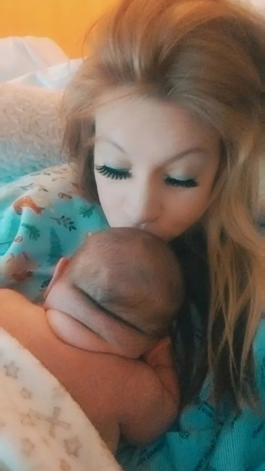 Người phụ nữ sinh ra đứa con 'khổng lồ', cả phòng mổ sững sờ Ảnh 1