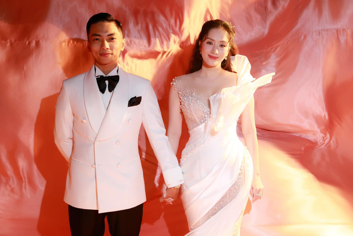 Khánh Thi - Phan Hiển ngẫu hứng nhảy múa trên nền nhạc đang hot, mạng xã hội 'dậy sóng' Ảnh 4