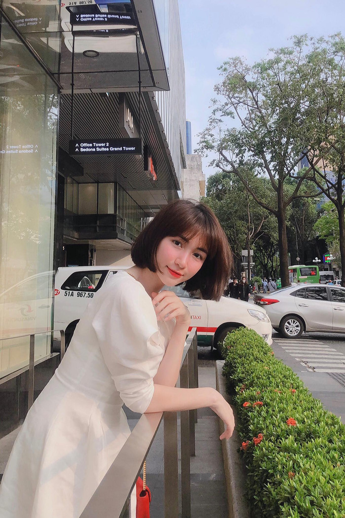 Hình ảnh cô gái nhỏ nhắn với tóc ngắn cá tính thời ấy đã trở thành một dấu ấn riêng biệt, thể hiện năng lượng trẻ trung và sự không ngại thử thách của nữ ca sĩ.