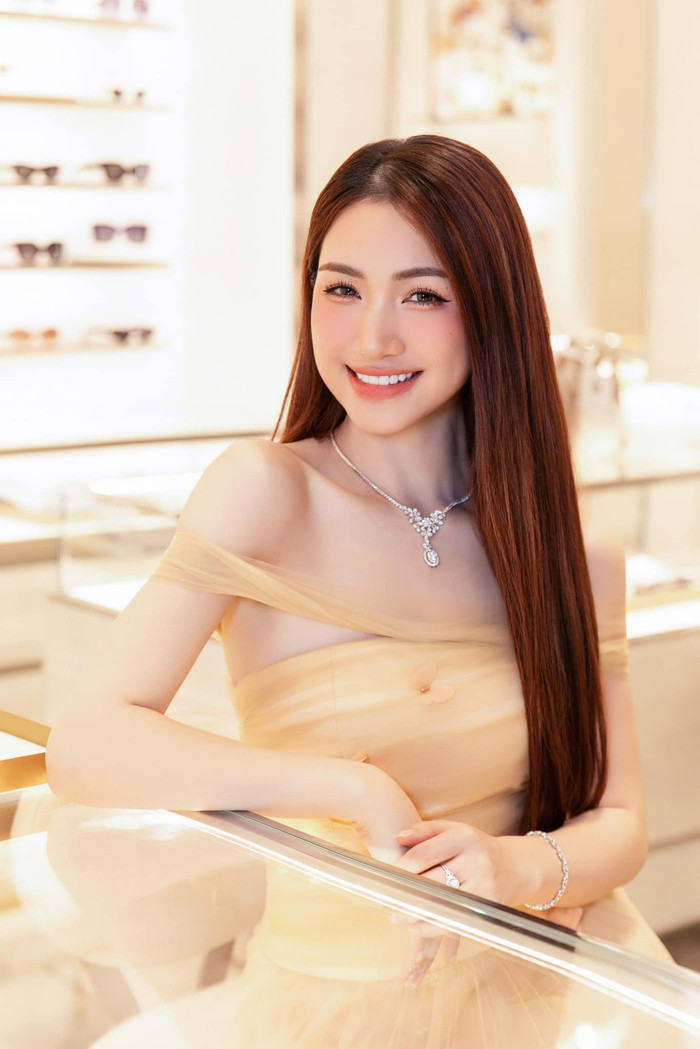 Ở thời điểm hiện tại, Hòa Minzy khiến nhiều người mê đắm khi sở hữu mái tóc thẳng dài, mượt mà. Đây trở thành 'vũ khí' đắc lực giúp cô tỏa sáng trong các trang phục truyền thống như áo dài hay những bộ cánh sang trọng khi đi diễn và dự sự kiện. &nbsp;