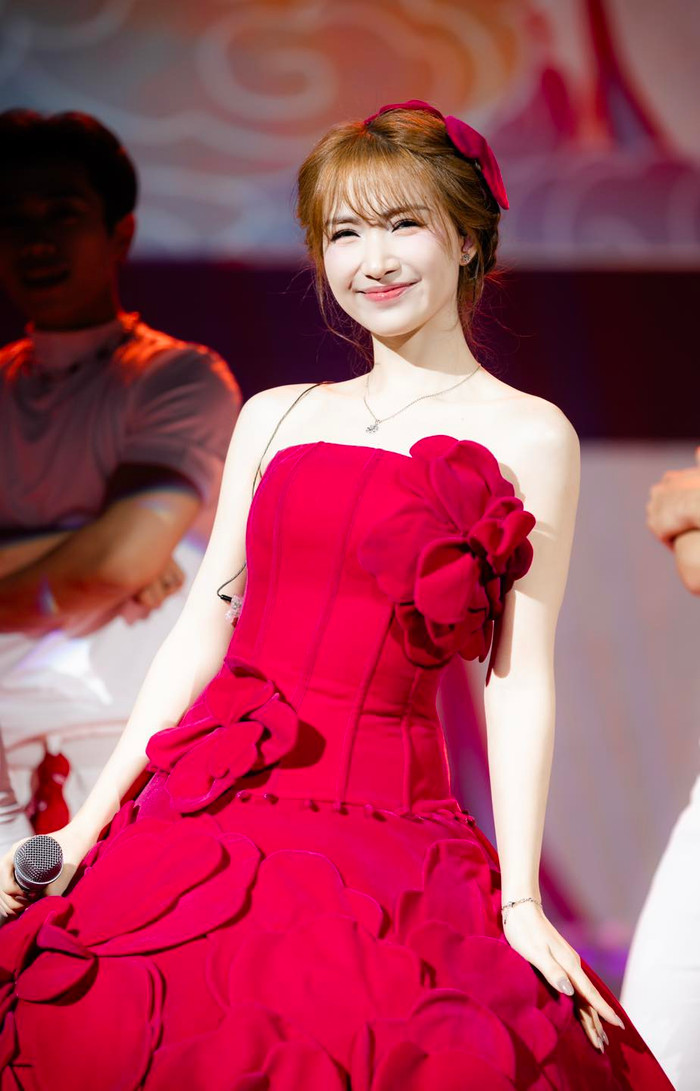 Không dừng lại ở kiểu tóc xõa tự nhiên, Hòa Minzy còn vô cùng khéo léo trong việc tạo kiểu để làm mới diện mạo mỗi khi xuất hiện. &nbsp;