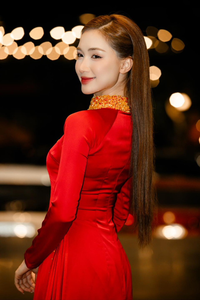 Tuy nhiên, sau một hành trình dài gắn bó với phong cách mạnh mẽ, Hòa Minzy đã có bước chuyển mình để trở thành một nàng thơ dịu dàng.&nbsp;