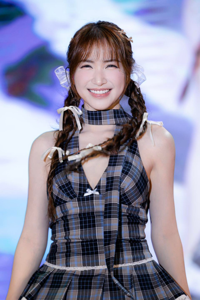 Đôi khi, nữ ca sĩ lại chọn cách buộc nửa đầu điệu đà hoặc tết tóc cách điệu, kết hợp với các phụ kiện tinh tế, giúp mái tóc dài không bao giờ trở nên đơn điệu mà luôn toát lên vẻ thời thượng.&nbsp;