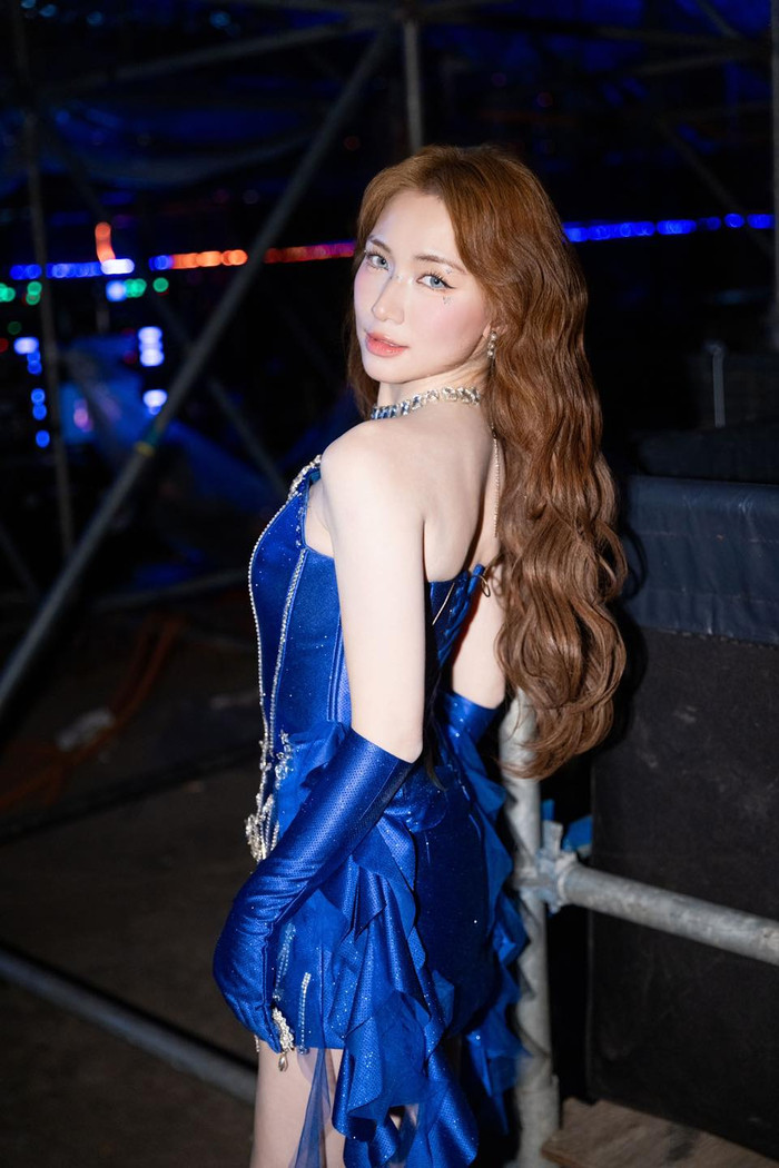 Cô thường chọn kiểu tóc uốn sóng nước bồng bềnh để tạo vẻ ngoài kiêu sa như một công chúa trên sân khấu, hoặc búi cao gọn gàng để khoe trọn đường nét thanh tú trên gương mặt. &nbsp;