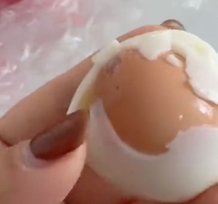 Bóc vỏ quả trứng luộc thì thấy hiện tượng lạ, người phụ nữ vứt bỏ vì sợ hãi Ảnh 3