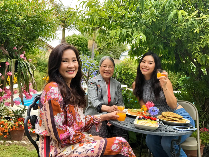 Khoảnh khắc bình yên của nghệ sĩ Hồng Đào bên mẹ ruột và con gái.