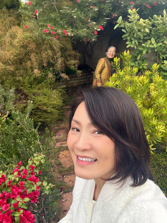 Nữ nghệ sĩ khoe khoảnh khắc bình yên bên mẹ ruột sau khoảng 1 tháng xa nhà vì lịch trình làm việc.