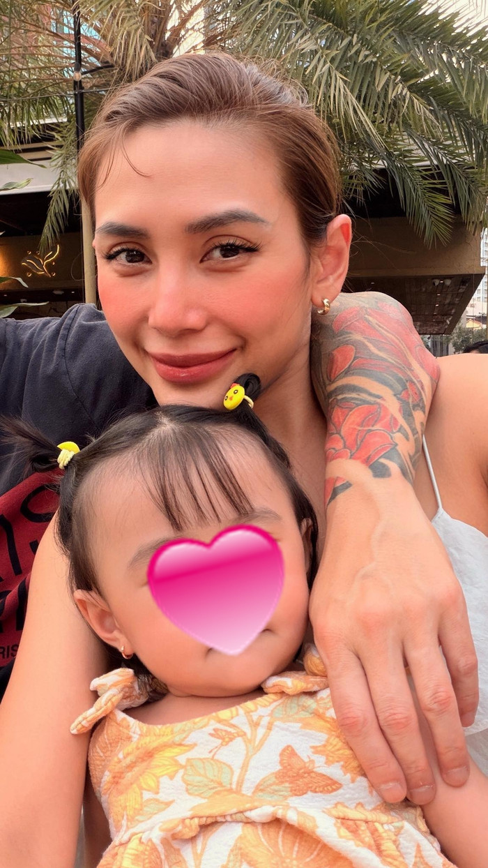 Siêu mẫu Võ Hoàng Yến hiếm hoi chia sẻ ảnh chồng.