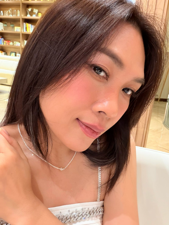 Làn da căng mịn, mái tóc cá tính của Mỹ Tâm là điểm thu hút của loạt ảnh.