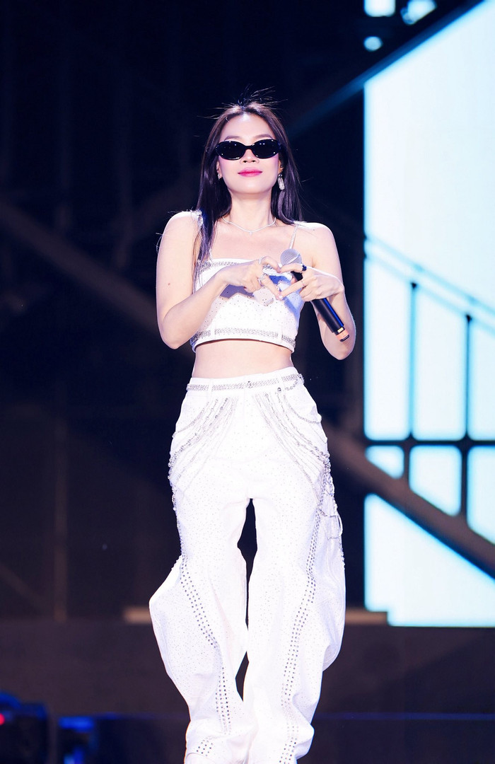 Vóc dáng thon thả, quyến rũ của Mỹ Tâm. Sau nhiều năm hoạt động nghệ thuật, cô vẫn giữ được năng lượng tràn đầy.