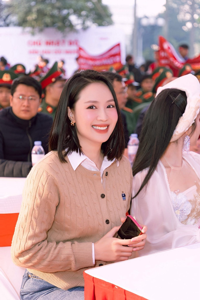 Hồng Diễm tươi tắn, trẻ trung trong những khoảnh khắc đời thường (Ảnh: FBNV).