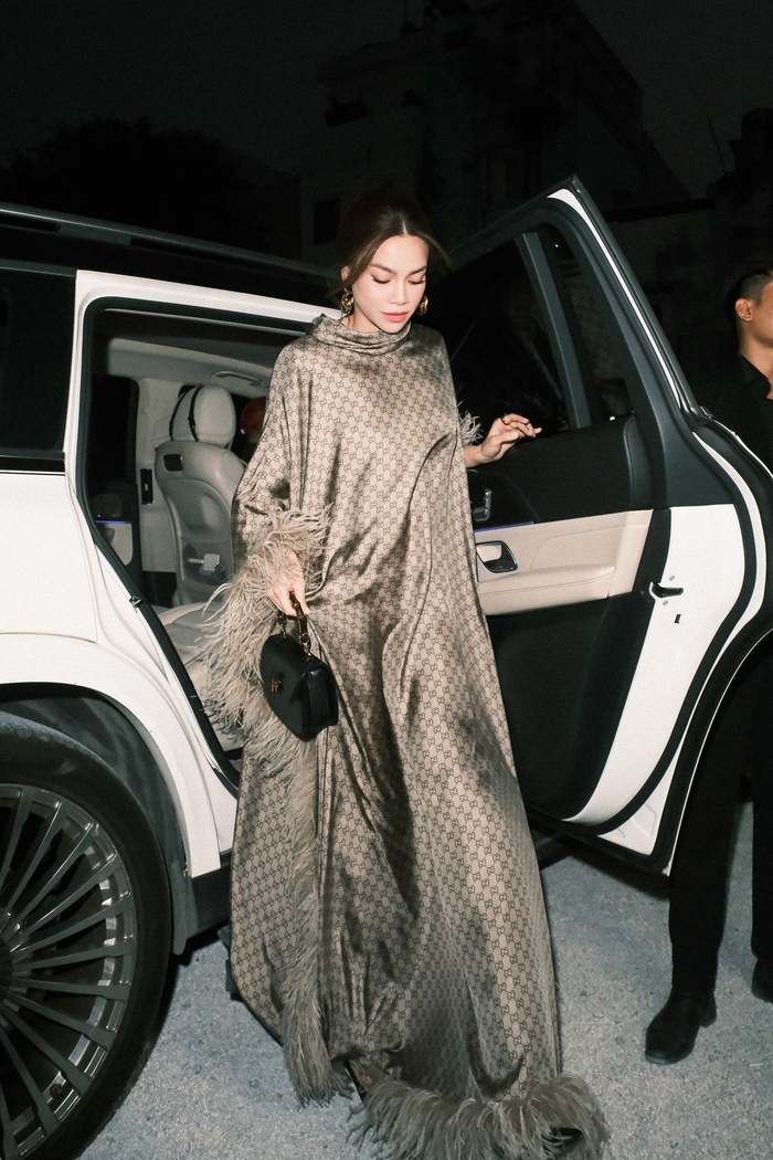 Khoảnh khắc Hồ Ngọc Hà bước xuống xe khoe thần thái ngút ngàn.