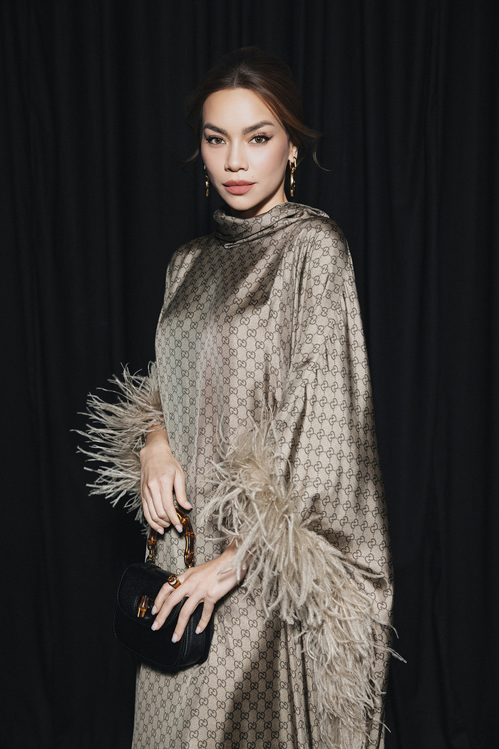 Hồ Ngọc Hà diện đồ hiệu nhưng kín mít khiến dân tình bất ngờ.