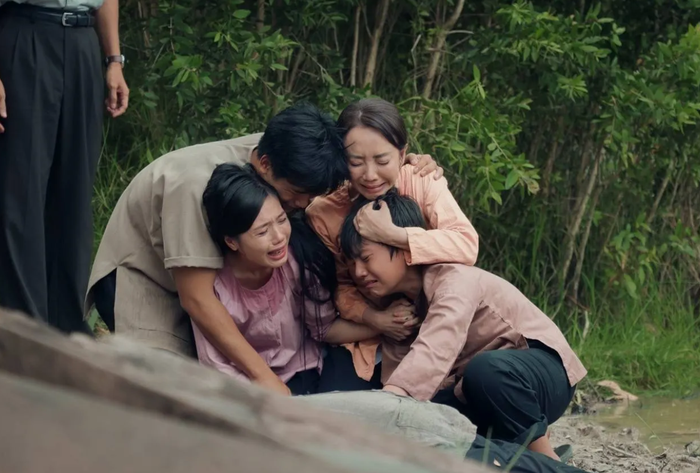 Ai thương ai mến xoay quanh câu chuyện của ba chị em miền quê mồ côi mẹ từ sớm.