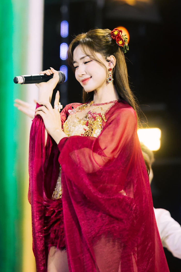 Hòa Minzy hiện vẫn giữ im lặng sau khi xoá hoặc ẩn bài viết thanh minh về ồn ào nhận giải Mai Vàng 2025. Ảnh: FBNV