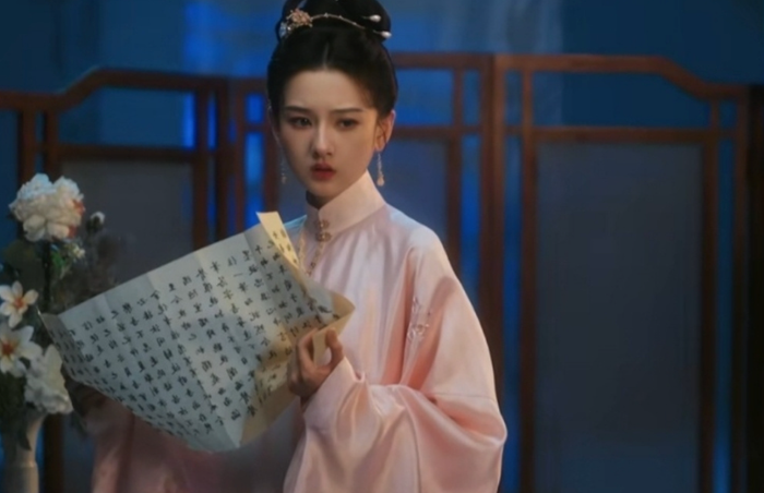 Sau thời gian vắng bóng, Tống Tổ Nhi tái xuất với tạo hình cổ trang được khen ngợi về chiều sâu cảm xúc. Gương mặt có khả năng biểu đạt tốt giúp cô dễ tạo dấu ấn, dù trang phục không quá nổi bật. Đây được xem là lợi thế lớn nếu phim khai thác mạnh về nội tâm nhân vật.