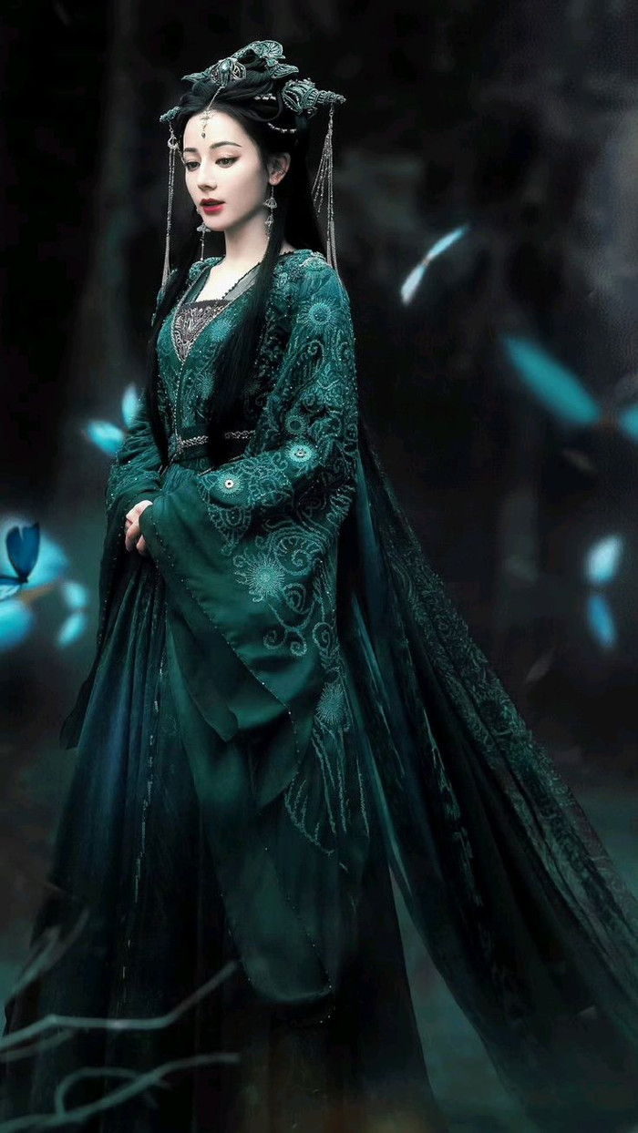 Trái ngược với những tranh cãi xoay quanh Chu Vũ Đồng, Địch Lệ Nhiệt Ba tiếp tục khẳng định lợi thế ngoại hình khi trở lại với Mộ Tư Từ. Các tạo hình được hé lộ cho thấy nữ diễn viên vẫn giữ phong độ: ngũ quan sắc nét, khí chất nổi bật, dễ dàng ăn” trang phục cổ trang cầu kỳ. Với Nhiệt Ba, cổ trang dường như vẫn là vùng an toàn giúp cô ghi điểm ngay từ những hình ảnh đầu tiên.