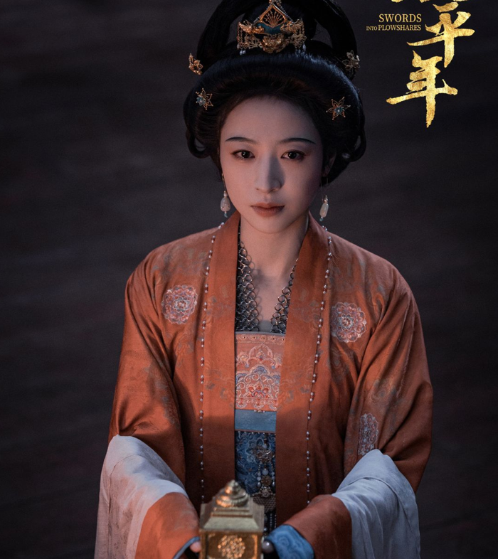 Là một trong những bộ chính kịch hiếm hoi lấy bối cảnh Ngũ Đại Thập Quốc, Thái Bình Niên gây chú ý nhờ quy mô đầu tư lớn và màu sắc lịch sử đậm nét. Chu Vũ Đồng vào vai Tôn Thái Chân từ con gái một gia đình hải tặc phóng khoáng, dần trở thành vương phi mang nặng trách nhiệm với giang sơn. Tạo hình trong phim được chăm chút kỹ lưỡng, từ trang phục Giang Nam thanh nhã đến phục sức phương Bắc trầm mặc, nặng tính quyền lực.&nbsp;