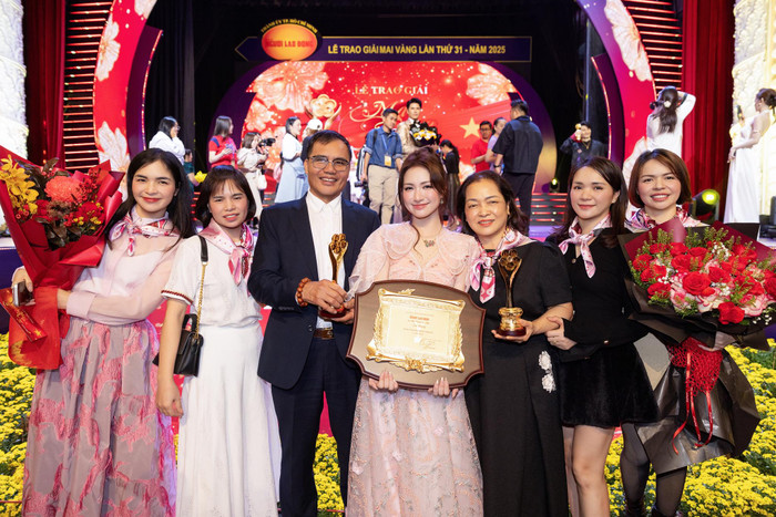 Hòa Minzy chụp cùng bố mẹ và các chị gái sau khi xuống sân khấu. Ảnh: FBNV