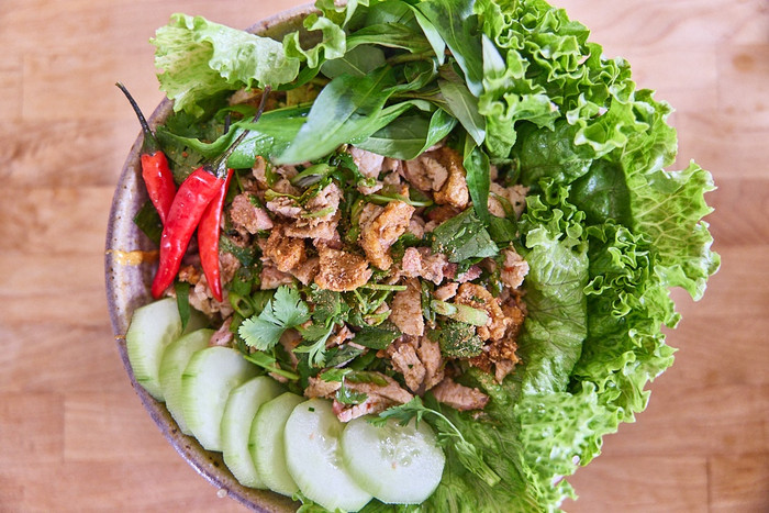 Laab (Laap) – món salad thịt băm với thảo mộc tươi, trái ớt và sticky rice.