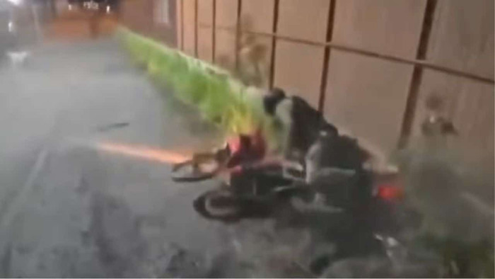 Bị cảnh sát truy đuổi, nam thanh niên phóng xe bỏ mặc bạn gái ngã xuống đường Ảnh 2