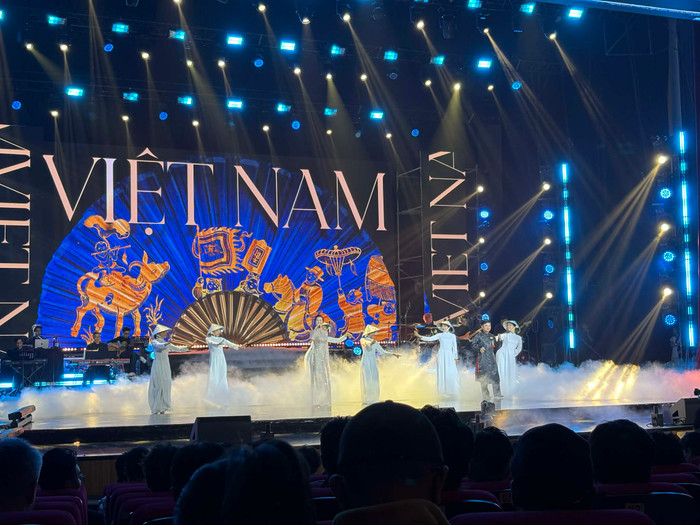 NSND Thanh Hoa, Võ Hạ Trâm và Quang Linh thể hiện ca khúc Thịnh Vượng Việt Nam Sáng Ngời mashup với Made In Vietnam.