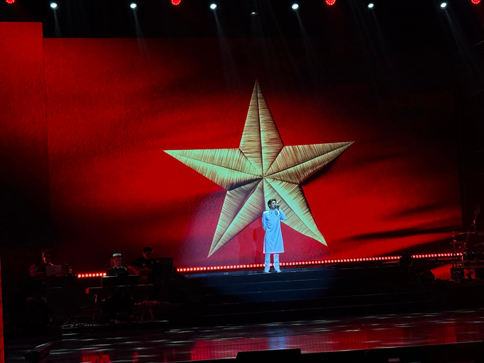 Noo Phước Thịnh hát mashup gồm nhiều bản hit nói về tình yêu quê hương đất nước nổi bật trong năm 2025.