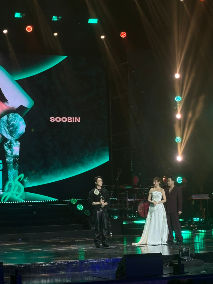 Trực tiếp lễ trao giải Làn Sóng Xanh 2025: Nguyễn Hùng đại thắng, Hoà Minzy vỡ oà cảm xúc khi thắng giải quan trọng Ảnh 1