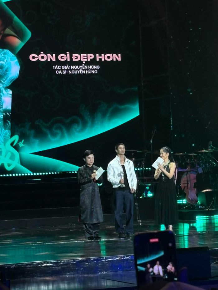 Trực tiếp lễ trao giải Làn Sóng Xanh 2025: Hòa Minzy được xướng tên Ảnh 1