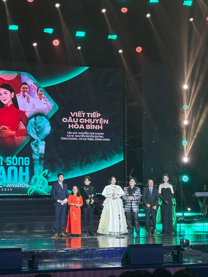 Giải thưởng dành tặng cho nhạc sĩ Nguyễn Văn Chung và các nghệ sĩ thể hiện những phiên bản khác nhau gồm Nguyễn Duyên Quỳnh, Tùng Dương, Võ Hạ Trâm và Đông Hùng.